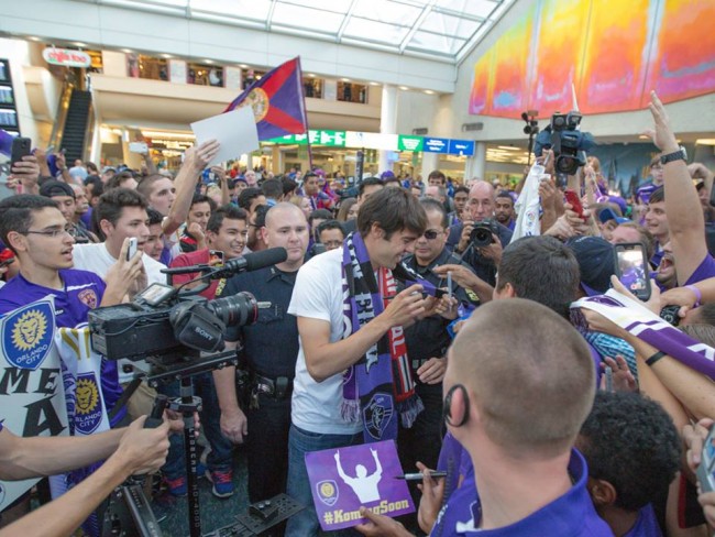 Kaká é recebido por torcedores no aeroporto de Orlando - foto: Mark Thor/ Orlando City SC